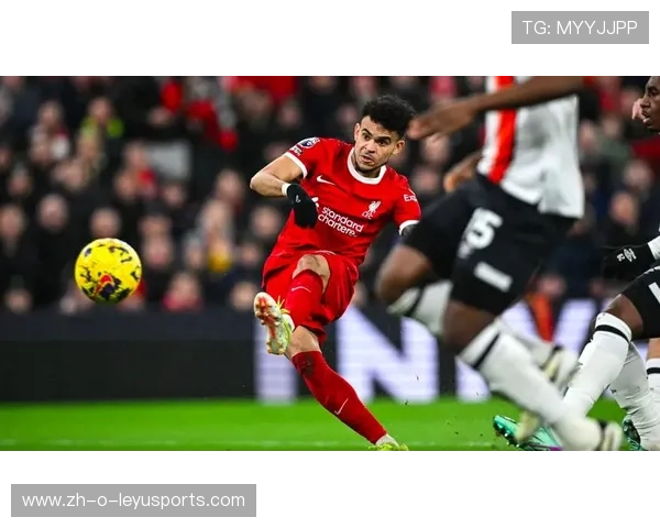 利物浦边路反复冲击形成优势,迪亚斯动作衔接紧凑